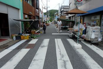 勝浦朝市に並ぶ屋台