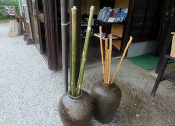 花野辺の里_山道は杖で