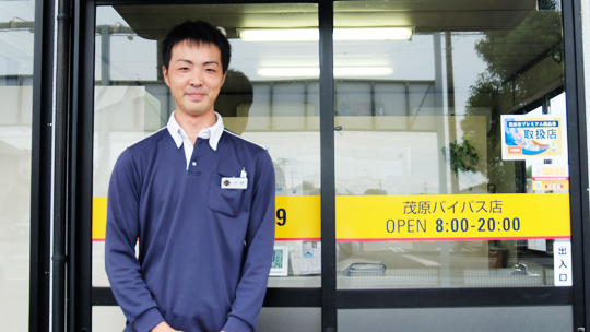 レンタカー店舗スタッフの仕事内容_店舗正面で